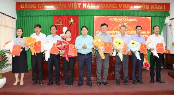 Huyện ủy Cần Đước công bố quyết định giải thể và thành lập các tổ chức Đảng khối cơ quan huyện