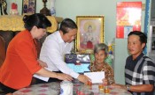 Thứ trưởng Bộ Lao động - Thương binh và Xã hội - Lê Tấn Dũng thăm, tặng quà Mẹ Việt Nam Anh hùng tại Thủ Thừa