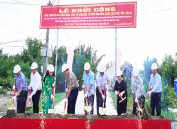 Nguyên Phó Thủ tướng Thường trực Chính phủ - Trương Hòa Bình dự Lễ khởi công cầu giao thông nông thôn tại Cần Giuộc