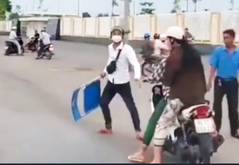 Camera ghi hình một thanh niên chặn đường đập bể kính xe cấp cứu ở Trà Vinh