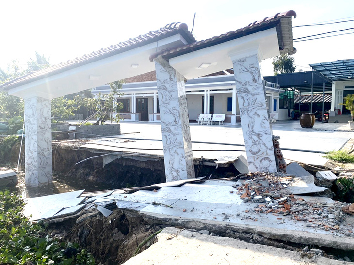 Miền Tây sạt lở khắp nơi