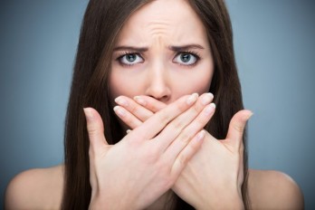 Kỳ lạ căn bệnh có thể lây lan qua nụ hôn