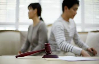 Bé gái không được cả bố và mẹ nhận nuôi khi ra toà ly hôn