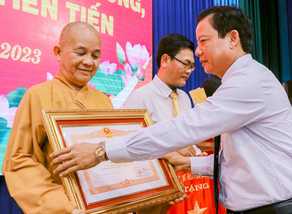 Những điển hình thi đua yêu nước