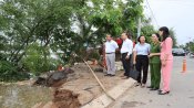 Lãnh đạo huyện Cần Giuộc thăm, động viên hộ dân có nhà bị sạt lở