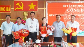 Mộc Hóa công bố các quyết định về công tác cán bộ Mộc Hóa công bố các quyết định về công tác cán bộ