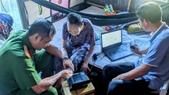 Tân Hưng: Đến nhà cấp căn cước công dân cho người già yếu, bệnh tật Tân Hưng: Đến nhà cấp căn cước công dân cho người già yếu, bệnh tật