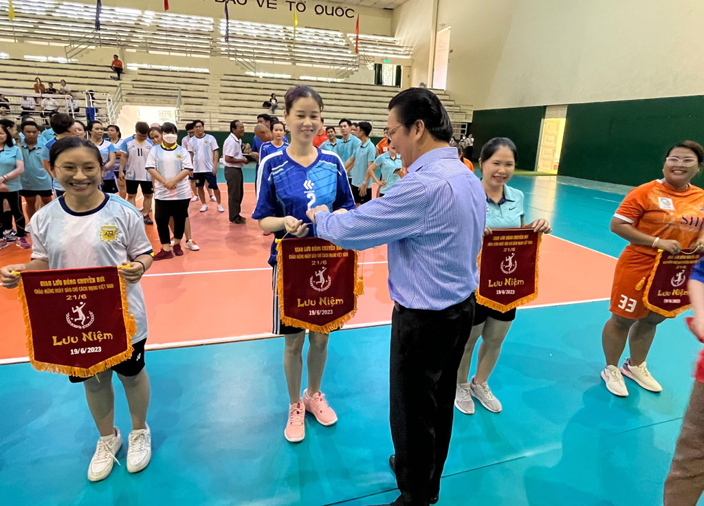 Giao lưu bóng chuyền hơi chào mừng kỷ niệm 98 năm Ngày Báo chí Cách mạng Việt Nam