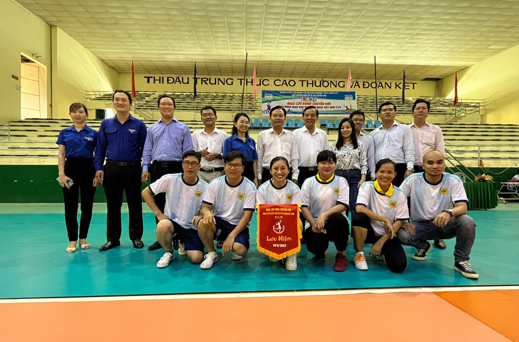 Giao lưu bóng chuyền hơi chào mừng kỷ niệm 98 năm Ngày Báo chí Cách mạng Việt Nam