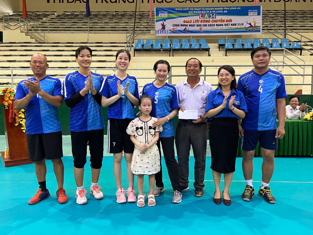 Giao lưu bóng chuyền hơi chào mừng kỷ niệm 98 năm Ngày Báo chí Cách mạng Việt Nam
