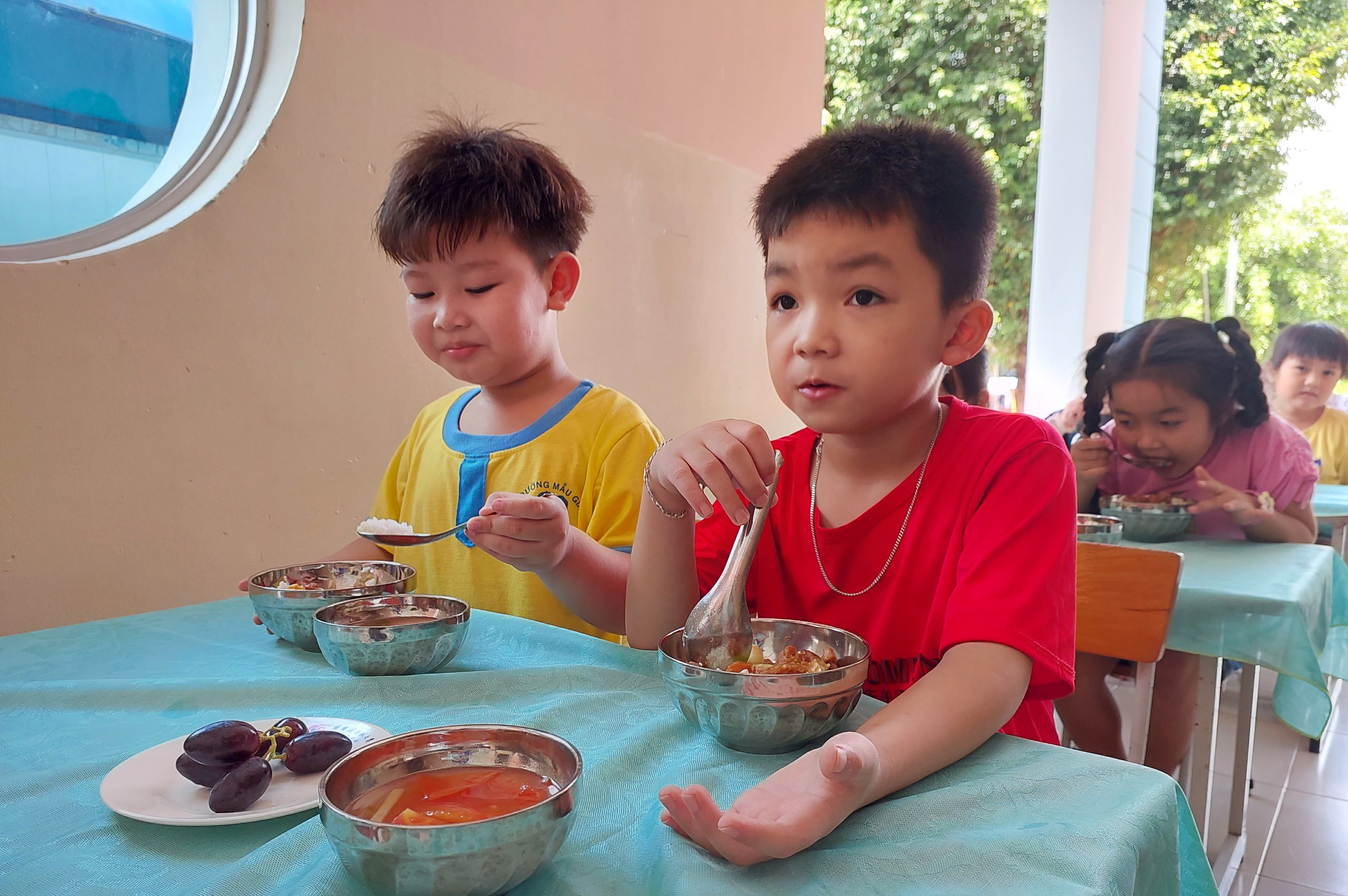 Chế độ ăn uống cân bằng giúp trẻ phát triển toàn diện