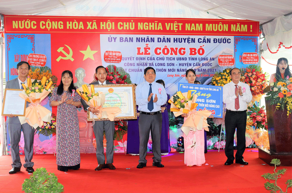 Quyết tâm đạt huyện nông thôn mới