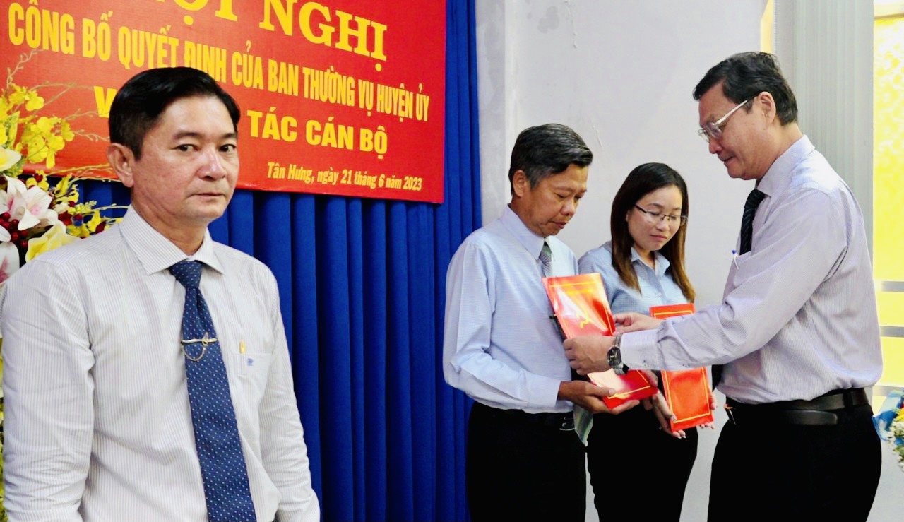 Tân Hưng công bố quyết định về công tác cán bộ