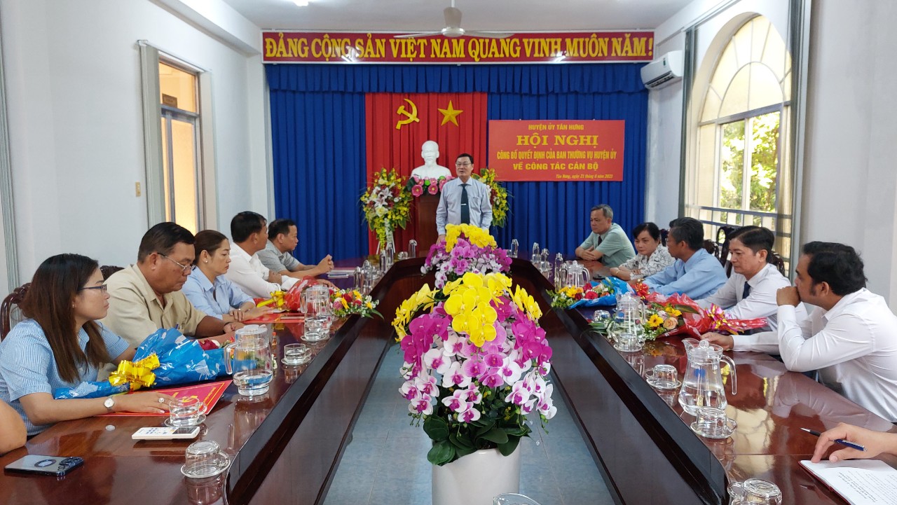 Tân Hưng công bố quyết định về công tác cán bộ