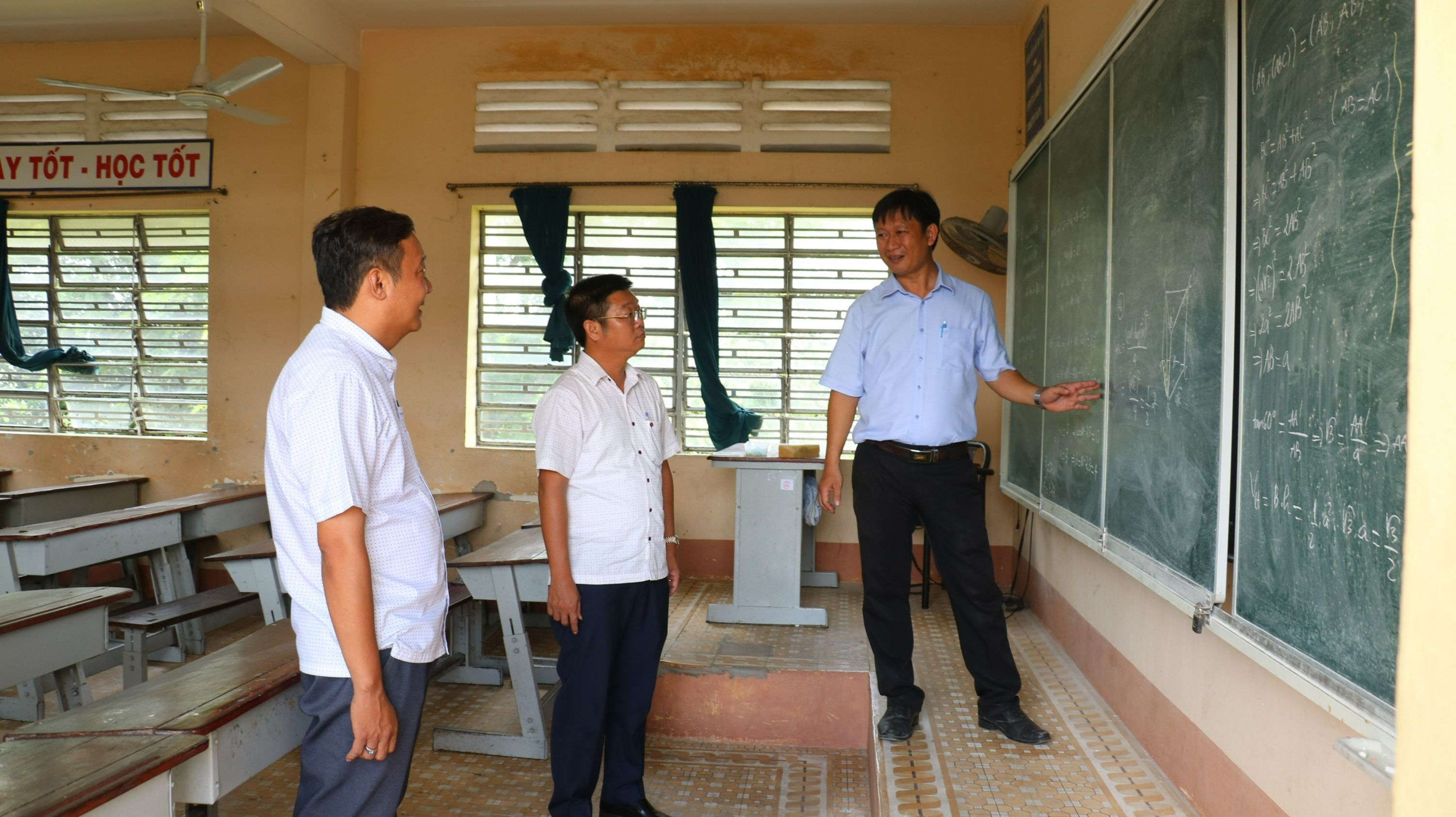 Bí thư Huyện ủy Tân Trụ kiểm tra công tác chuẩn bị Kỳ thi tốt nghiệp THPT năm 2023