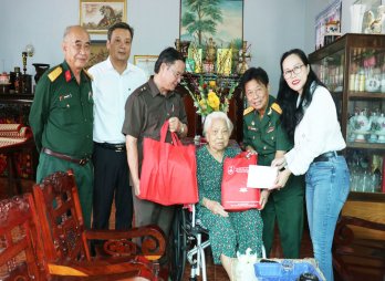 Thăm, tặng quà các Mẹ Việt Nam Anh hùng tại Tân Trụ