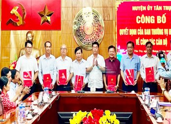 Tân Trụ: Công bố các quyết định về công tác cán bộ