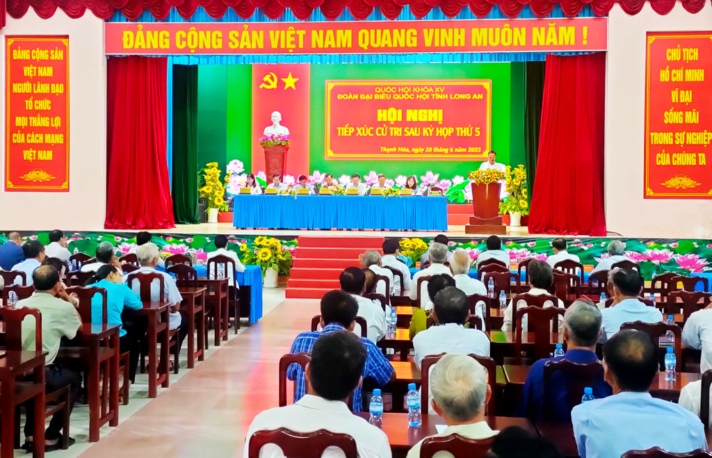 Đoàn đại biểu Quốc hội tỉnh tiếp xúc cử tri huyện Thạnh Hóa sau Kỳ họp thứ ba