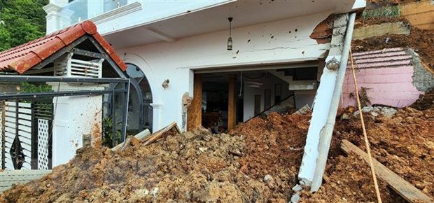 Sạt lở kinh hoàng trong đêm tại Đà Lạt, nhiều người bị vùi lấp