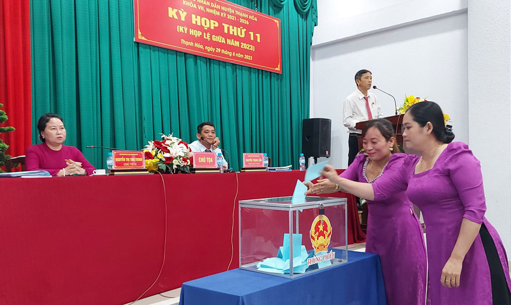 Kỳ họp thứ 11 HĐND huyện Thạnh Hóa thông qua 14 nghị quyết trên các lĩnh vực
