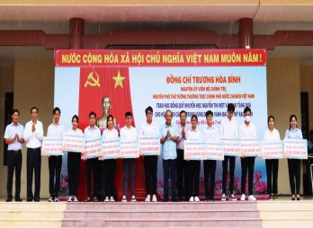 Nguyên Phó Thủ tướng Thường trực Chính phủ - Trương Hòa Bình dự Lễ trao học bổng Quỹ khuyến học Nguyễn Thị Một