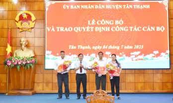 Tân Thạnh công bố các quyết định về công tác cán bộ Tân Thạnh công bố các quyết định về công tác cán bộ
