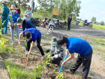 Trồng hoa và lắp đèn cho tuyến đường biên giới Trồng hoa và lắp đèn cho tuyến đường biên giới