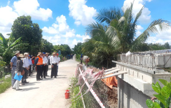 Nguyên Chủ tịch nước - Trương Tấn Sang kiểm tra tiến độ thi công các công trình dân sinh tại Tân Thạnh Nguyên Chủ tịch nước - Trương Tấn Sang kiểm tra tiến độ thi công các công trình dân sinh tại Tân Thạnh