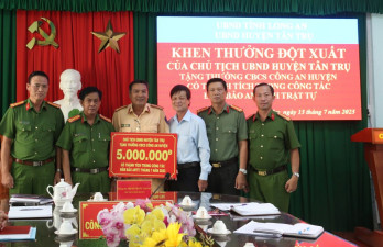 Tân Trụ: Tặng thưởng đột xuất cho Công an huyện vì có thành tích trong công tác bảo đảm an ninh, trật tự