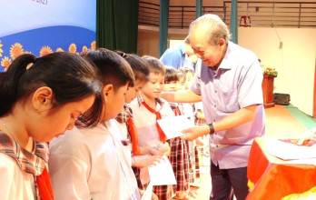 Nguyên Phó Thủ tướng Thường trực Chính phủ -Trương Hòa Bình trao quà cho học sinh vượt khó
