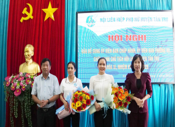Bà Nguyễn Thị Kim Cương giữ chức Chủ tịch Hội Liên hiệp Phụ nữ Việt Nam huyện Tân Trụ