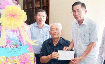 Trưởng Ban Nội chính Tỉnh ủy – Nguyễn Thành Vững thăm, tặng quà gia đình chính sách tiêu biểu tại Tân Hưng