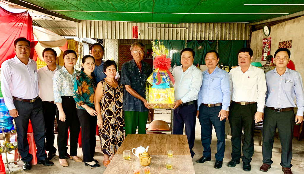 Chủ nhiệm Ủy ban kiểm tra Tỉnh ủy – Trần Văn Dũng thăm, tặng quà các thương binh tại Châu Thành