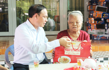 Phó Chủ nhiệm Ủy ban Tư pháp của Quốc hội – Hoàng Văn Liên thăm gia đình chính sách tại Thủ Thừa