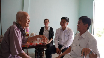 Bí thư Huyện ủy Tân Trụ - Võ Trần Tuấn Thanh thăm cựu tù Côn Đảo