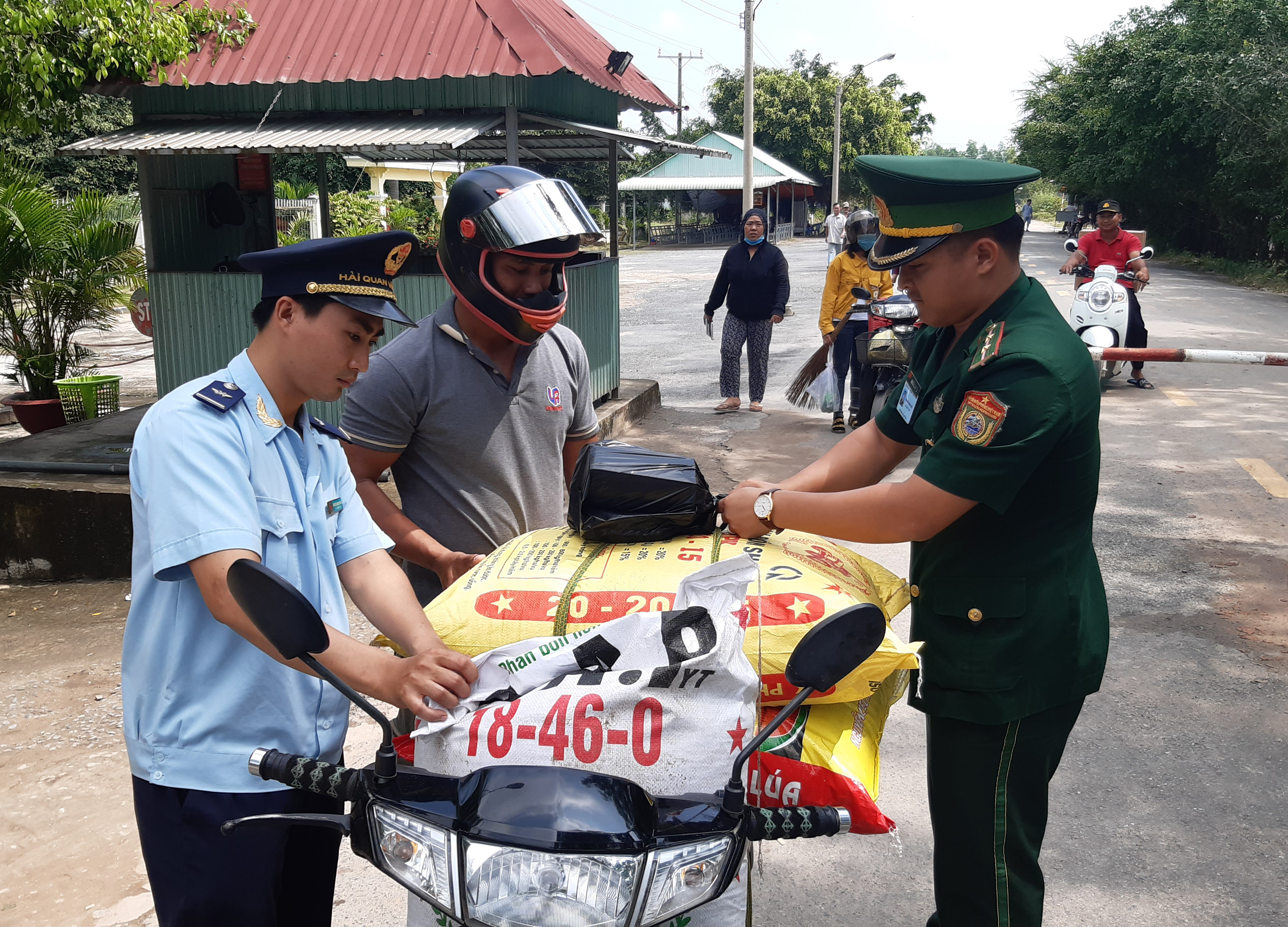Thúc đẩy thương mại biên giới