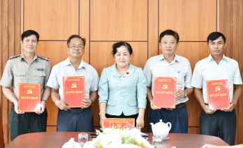 Tân Thạnh công bố các quyết định công tác cán bộ Tân Thạnh công bố các quyết định công tác cán bộ