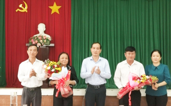 Kiến Tường công bố các quyết định về công tác cán bộ Kiến Tường công bố các quyết định về công tác cán bộ