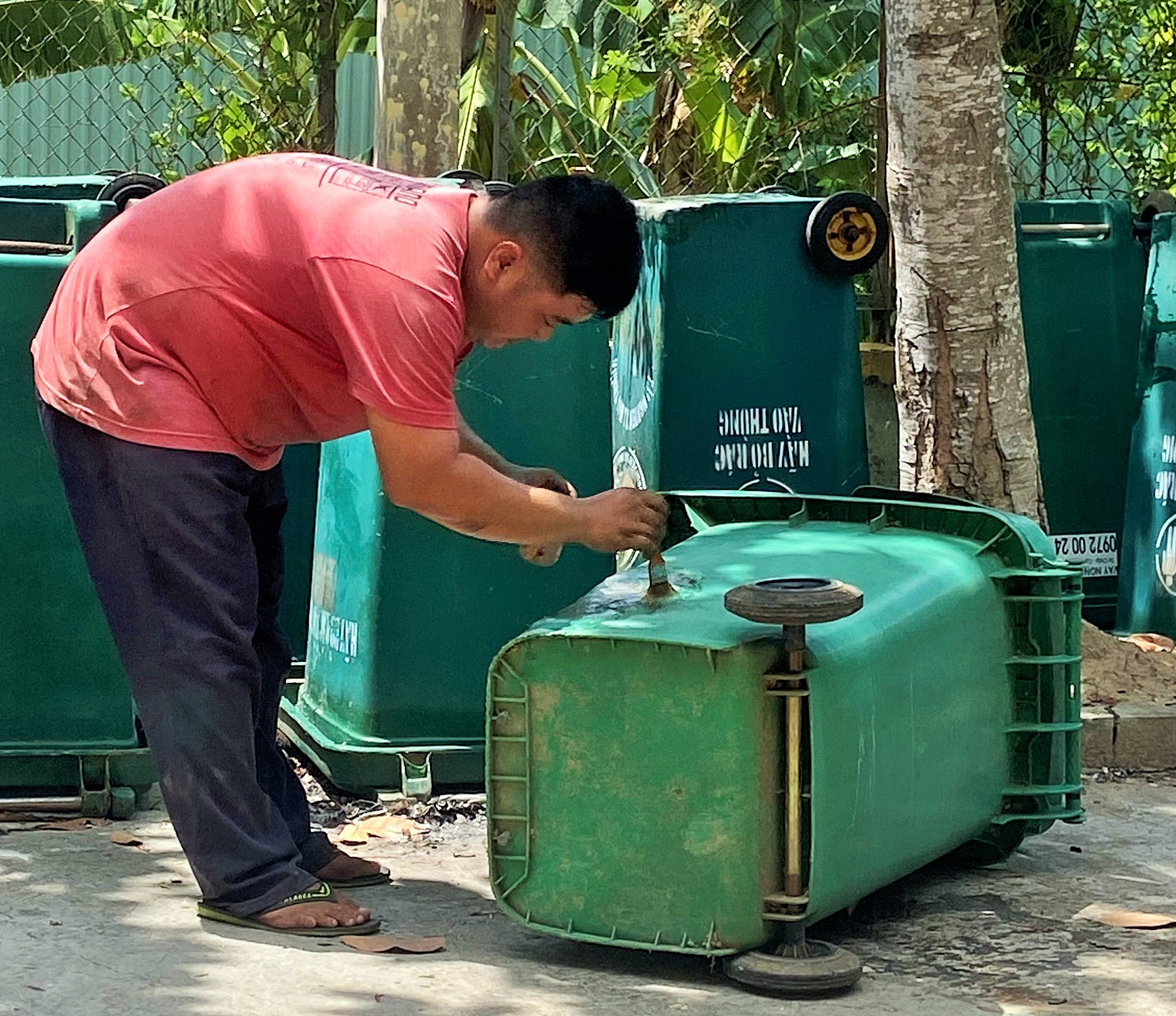 Vĩnh Bình tái sử dụng thùng rác cũ, hư hỏng