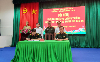 Bàn giao chức Chỉ huy trưởng Ban Chỉ huy Quân sự TP.Tân An