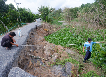 Sạt lở đường Bờ Tây, ấp Xóm Cò, xã Nhơn Ninh: Mong sớm được khắc phục