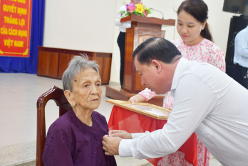 Phó Bí thư Tỉnh ủy, Chủ tịch UBND tỉnh trao Huy hiệu 65 năm tuổi Đảng cho đảng viên Trương Thị Tình