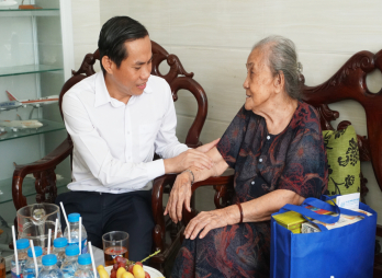 Bí thư Thành ủy Tân An thăm Mẹ Việt Nam Anh hùng nhân dịp lễ Quốc khánh