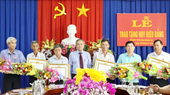 Tân Hưng trao Huy hiệu Đảng cho 7 đảng viên cao tuổi Đảng Tân Hưng trao Huy hiệu Đảng cho 7 đảng viên cao tuổi Đảng