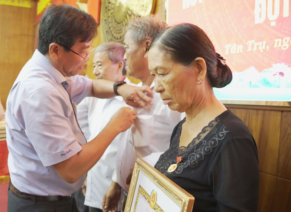 Tân Trụ: Trao Huy hiệu Đảng cho 5 đảng viên cao tuổi Đảng