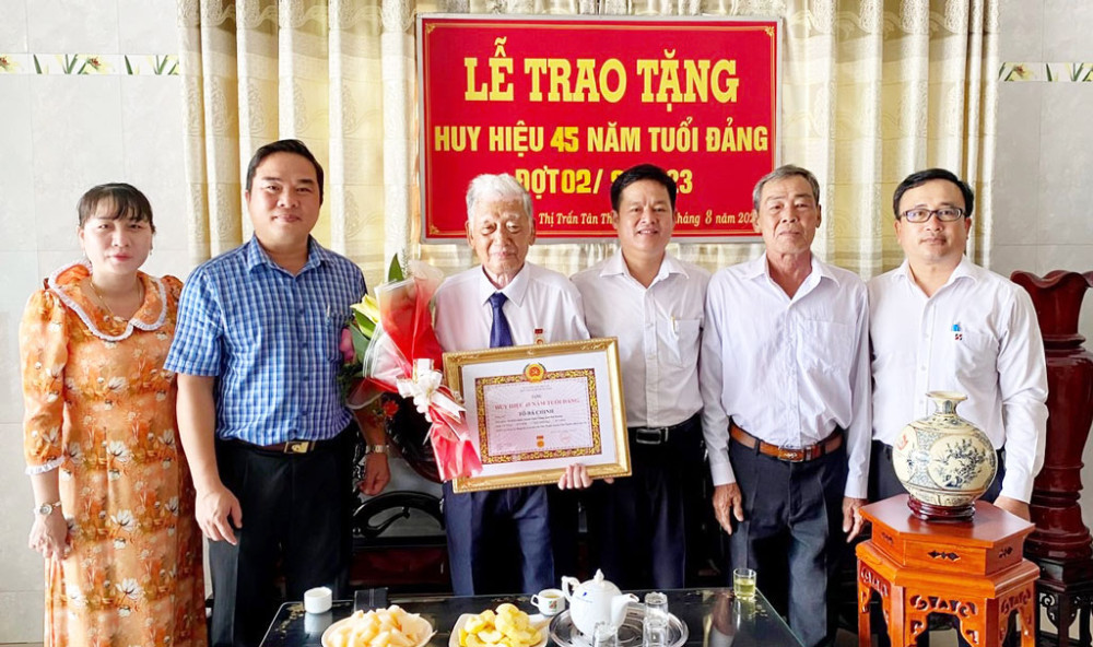 Tân Thạnh trao Huy hiệu Đảng đợt 2/9