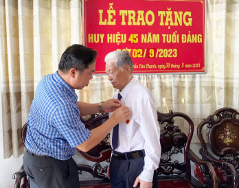 Tân Thạnh trao Huy hiệu Đảng đợt 2/9 Tân Thạnh trao Huy hiệu Đảng đợt 2/9