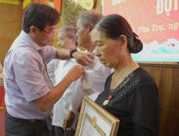 Tân Trụ: Trao Huy hiệu Đảng cho 5 đảng viên cao tuổi Đảng