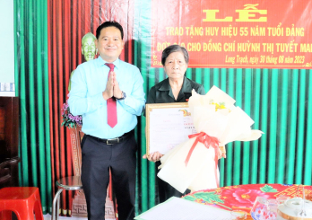 Bí thư Huyện ủy Cần Đước - Nguyễn Tuấn Thanh trao Huy hiệu 55 năm tuổi Đảng cho đảng viên Huỳnh Thị Tuyết Mai