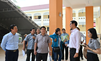 Phó Chủ tịch UBND tỉnh - Phạm Tấn Hòa kiểm tra thực tế công trình và công tác chuẩn bị khánh thành Trường THPT Nguyễn Trung Trực